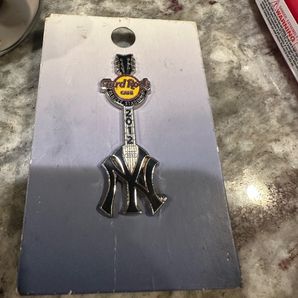 Yankees Hard Rock Cafe pin - Picture 5 of 5